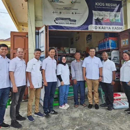 Foto: Direktur Keuangan dan Manajemen Risiko PT Pupuk Iskandar Muda (PIM) Eko Setyo Nugroho meninjau Stock pupuk di Kios Pengecer di Kabupaten Lubuk Pakam