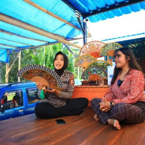 Foto:  Larasati, pelaku UMKM kerajinan kipas angin  mengapresiasi Polri dalam pengamanan World Water Forum (WWF) ke-10