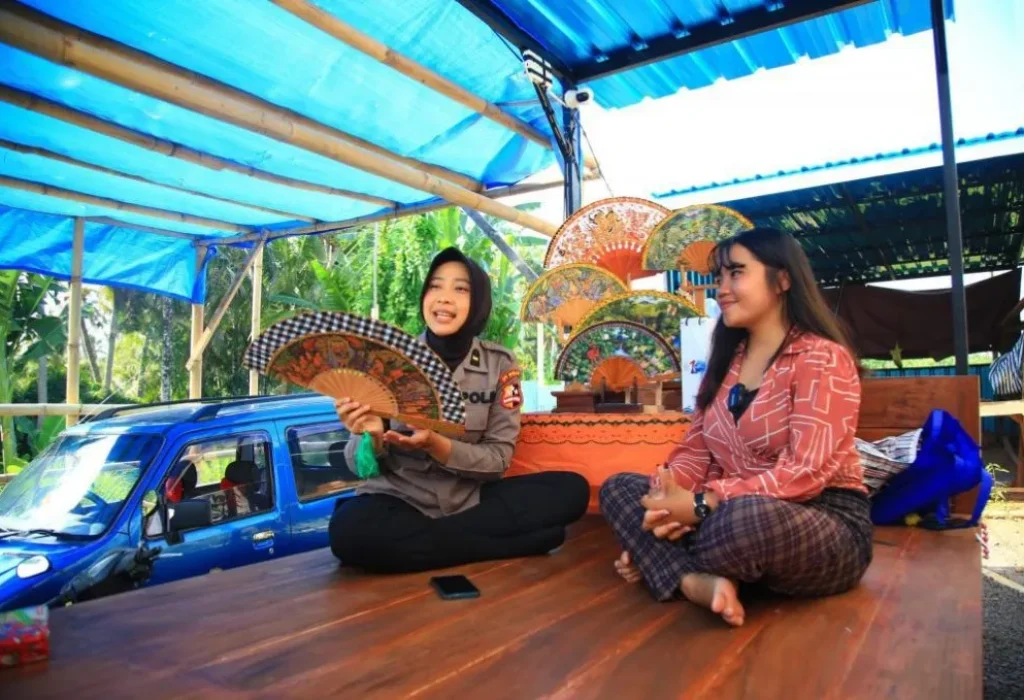 Foto:  Larasati, pelaku UMKM kerajinan kipas angin  mengapresiasi Polri dalam pengamanan World Water Forum (WWF) ke-10