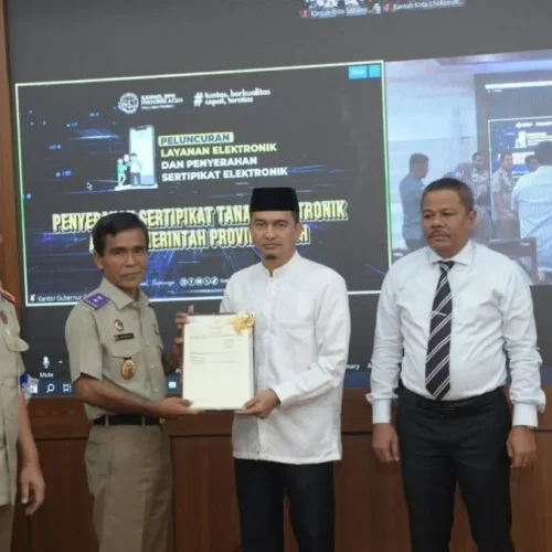 Foto: Plh. Asisten I Sekda Aceh, menghadiri peluncuran sertifikat elektronik sekaligus menerima sertifikat tanah pemerintah Aceh di ruang potense daerah sekda Aceh, Banda Aceh, 22/5/2024