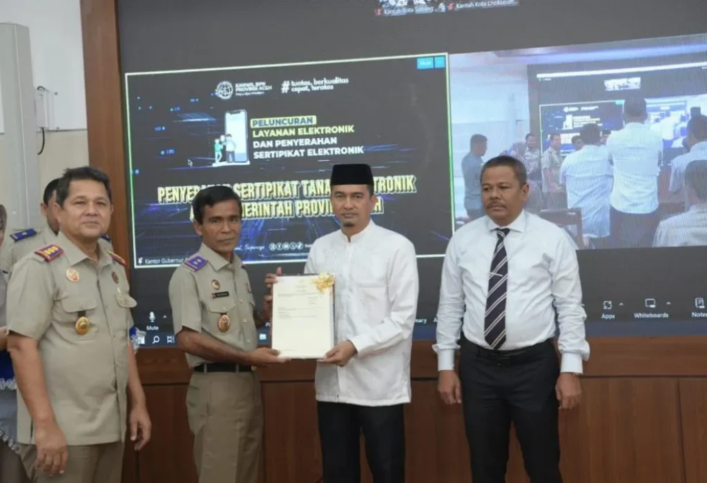 Foto: Plh. Asisten I Sekda Aceh, menghadiri peluncuran sertifikat elektronik sekaligus menerima sertifikat tanah pemerintah Aceh di ruang potense daerah sekda Aceh, Banda Aceh, 22/5/2024