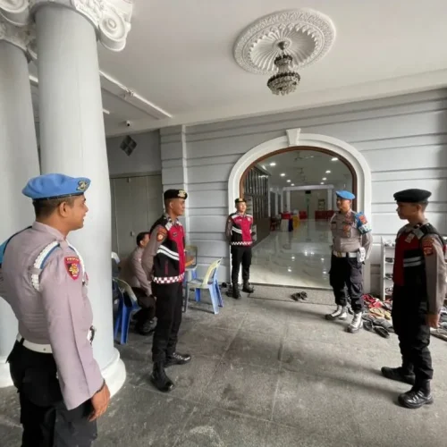 Foto: Personil Polres Lhokseumawe Jaga Vihara Budha Tirta pada Hari Waisak