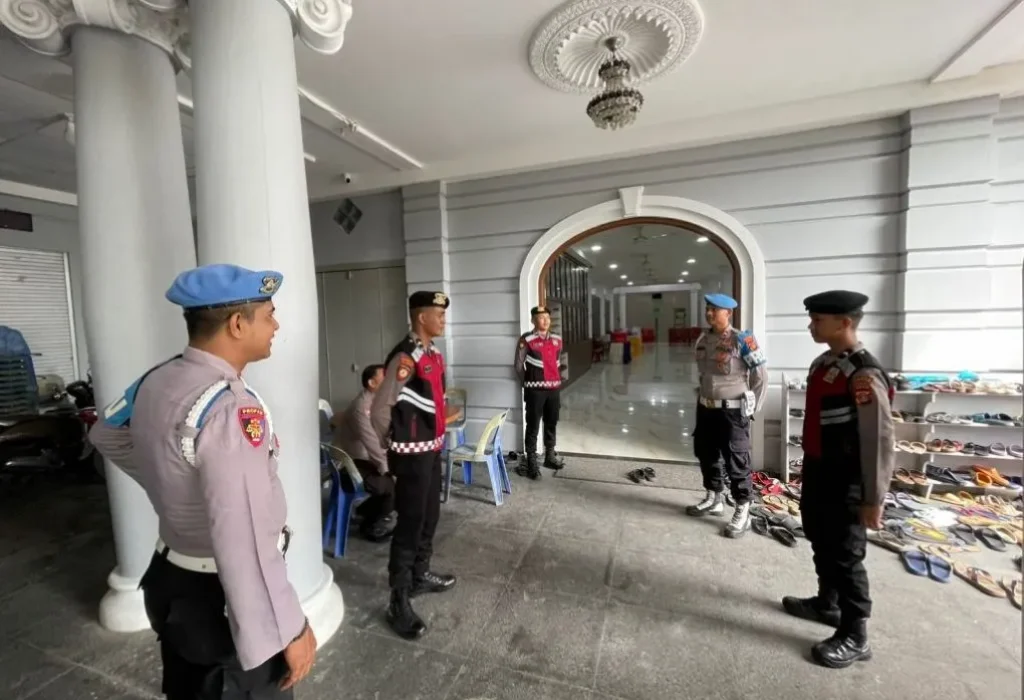 Foto: Personil Polres Lhokseumawe Jaga Vihara Budha Tirta pada Hari Waisak