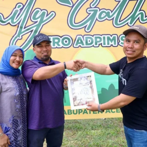 Foto: Plh Kepala Biro Administrasi Pimpinan Sekda Aceh Gade Ridwan menyerahkan piagam penghargaan kepada Pj. bupati Aceh Besar Muhammad Iswanto, S.STP, MM yang baru saja menjabat sebagai kepala DPMPTSP Aceh di Taman Tepi laut Aceh Besar 26/05/2024