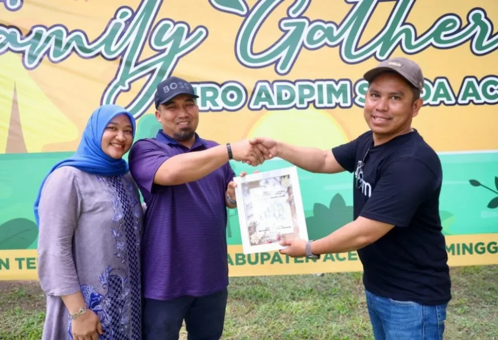 Foto: Plh Kepala Biro Administrasi Pimpinan Sekda Aceh Gade Ridwan menyerahkan piagam penghargaan kepada Pj. bupati Aceh Besar Muhammad Iswanto, S.STP, MM yang baru saja menjabat sebagai kepala DPMPTSP Aceh di Taman Tepi laut Aceh Besar 26/05/2024