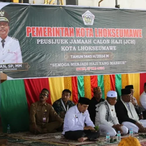 Foto: Penjabat (Pj) Wali Kota Lhokseumawe A Hanan bersama Ketua TP-PKK Ainal Mardhiah memimpin jalannya prosesi peusijuek JCH