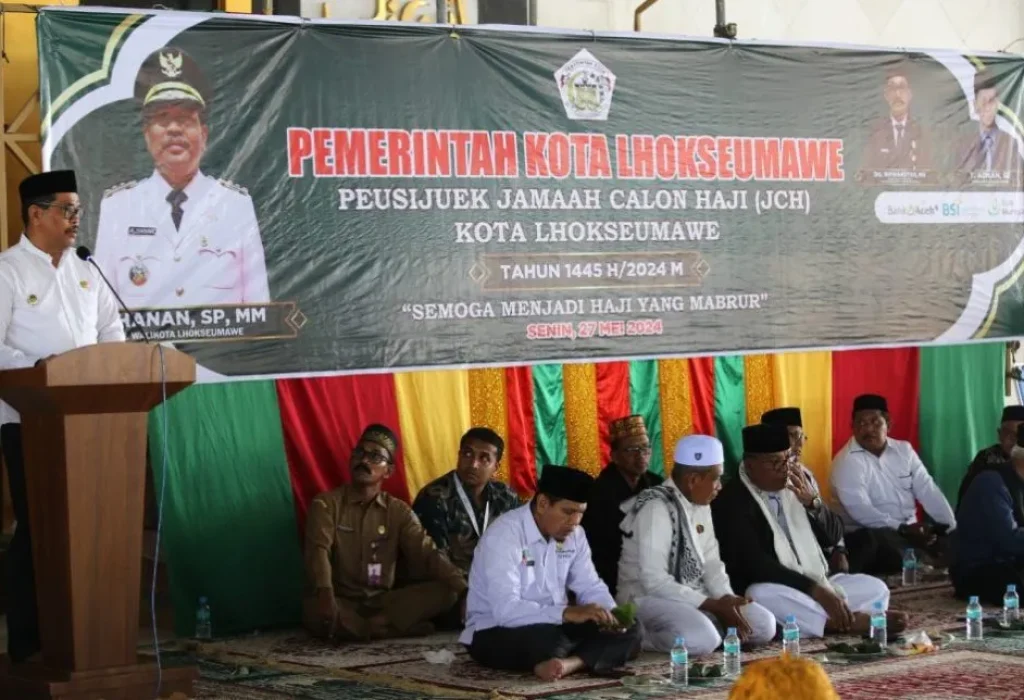 Foto: Penjabat (Pj) Wali Kota Lhokseumawe A Hanan bersama Ketua TP-PKK Ainal Mardhiah memimpin jalannya prosesi peusijuek JCH