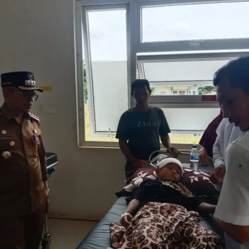 Foto: Pj. Bupati Aceh Jaya Dr. A. Murtala, M.Si, didampingi oleh asisten 1 setdakab mengunjungi puskesmas untuk memastikan pelayan dan fasilitas