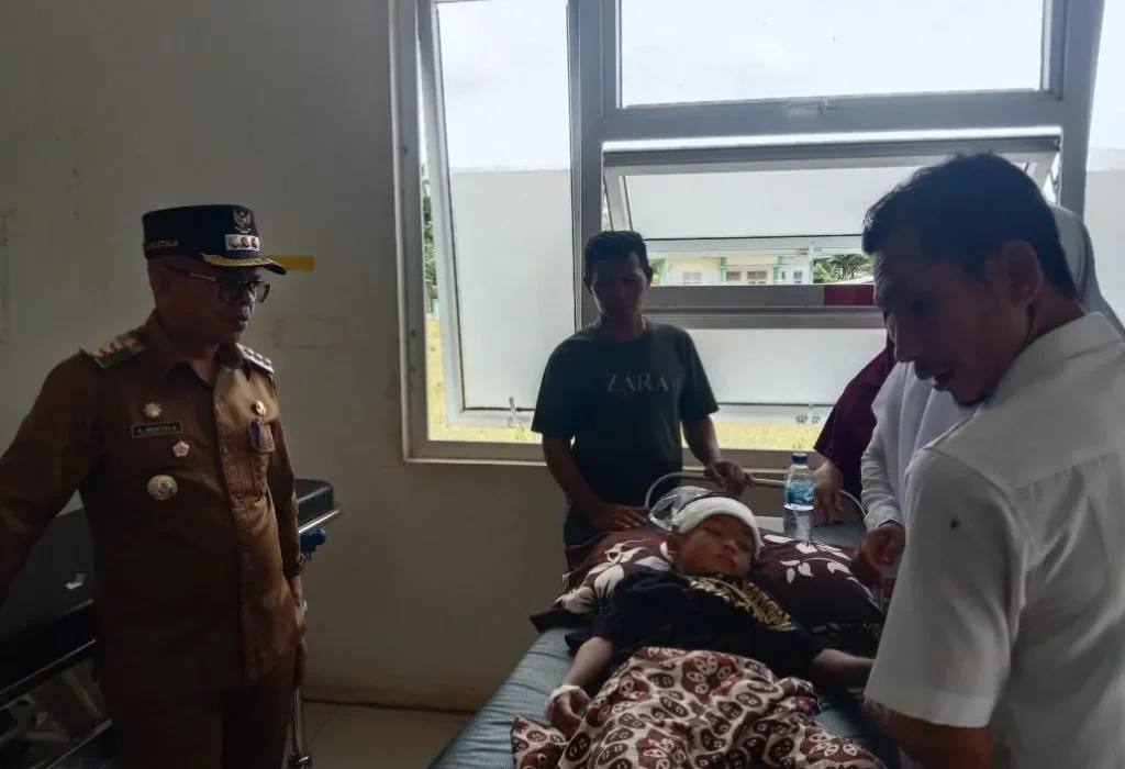 Foto: Pj. Bupati Aceh Jaya Dr. A. Murtala, M.Si, didampingi oleh asisten 1 setdakab mengunjungi puskesmas untuk memastikan pelayan dan fasilitas