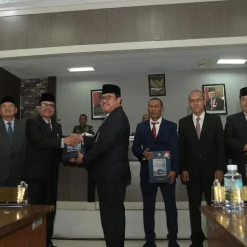 Foto: Pj. Sekda Aceh, Azwardi mengikuti Rapat Paripurna DPR Aceh tahun 2024 dengan agenda penyampaian Laporan Hasil Pemeriksaan Badan Pemeriksa Keuangan (LHP-BPK) atas laporan keuangan Pemerintah Aceh Tahun Anggaran 2023.di gedung serbaguna DPRA, Banda Aceh, 27/5/2024