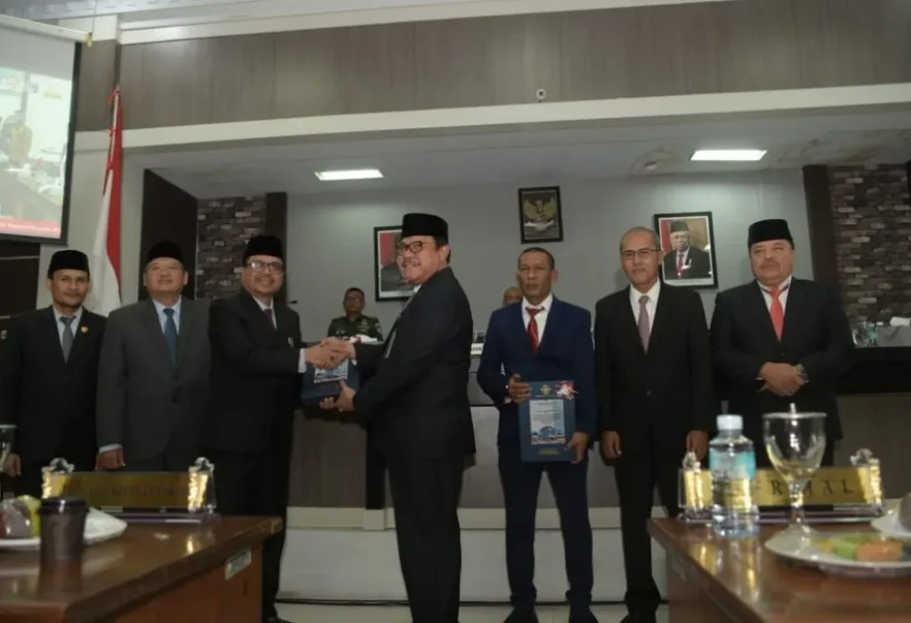 Foto: Pj. Sekda Aceh, Azwardi mengikuti Rapat Paripurna DPR Aceh tahun 2024 dengan agenda penyampaian Laporan Hasil Pemeriksaan Badan Pemeriksa Keuangan (LHP-BPK) atas laporan keuangan Pemerintah Aceh Tahun Anggaran 2023.di gedung serbaguna DPRA, Banda Aceh, 27/5/2024