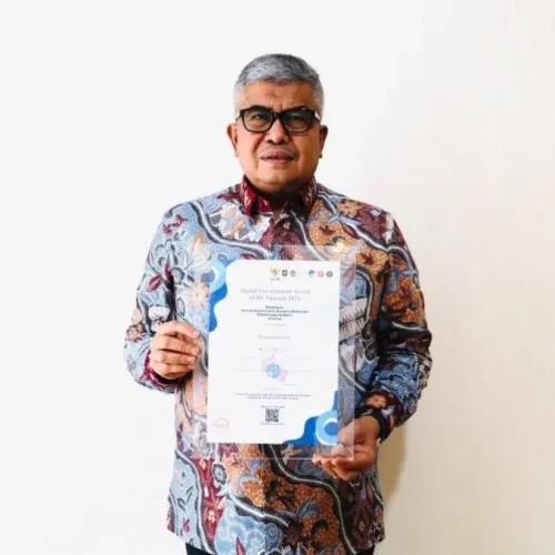 Foto: Pj Gubernur Aceh Bustami SE, M.Si menerima Penghargaan Digital Government Award Summit 2024 dari Presiden RI Joko Widodo