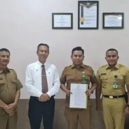 Foto: Asisten Administrasi Umum Sekda Aceh Iskandar, menyerahkan SK Pelaksana Tugas Kepala Biro Administrasi Pimpinan Setda Aceh kepada M Gade, di kantor Badan Kepegawaian Aceh, Senin (27/5/2024).
