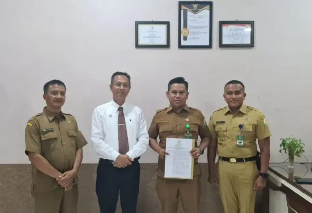 Foto: Asisten Administrasi Umum Sekda Aceh Iskandar, menyerahkan SK Pelaksana Tugas Kepala Biro Administrasi Pimpinan Setda Aceh kepada M Gade, di kantor Badan Kepegawaian Aceh, Senin (27/5/2024).