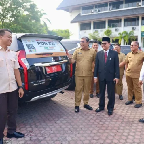 Foto: Penjabat Sekretaris Daerah Aceh, Azwardi AP, M.Si., didampingi Asisten Administrasi Umum Sekda Aceh, Dr. H. Iskandar, AP, dan Kepala Biro meninjau pemasangan stiker PON pada mobil dinas Setdda Aceh, di Halaman Belakang Kantor Gubernur Aceh, Senin, 27/5/2024