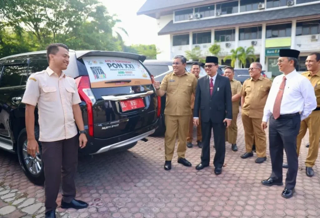 Foto: Penjabat Sekretaris Daerah Aceh, Azwardi AP, M.Si., didampingi Asisten Administrasi Umum Sekda Aceh, Dr. H. Iskandar, AP, dan Kepala Biro meninjau pemasangan stiker PON pada mobil dinas Setdda Aceh, di Halaman Belakang Kantor Gubernur Aceh, Senin, 27/5/2024