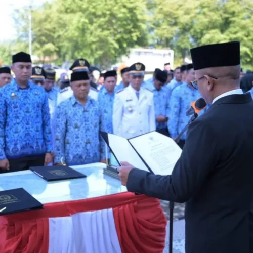 Foto: Penjabat Bupati Aceh Jaya, Dr. A. Murtala, M.Si., melaksanakan pengangkatan dan pelantikan Pejabat Administrator dan Pejabat Pengawas di Lingkungan Pemerintah Kabupaten Aceh Jaya. Kegiatan berlangsung di Halaman Kantor Bupati Aceh Jaya pada Selasa (27/05/2024)