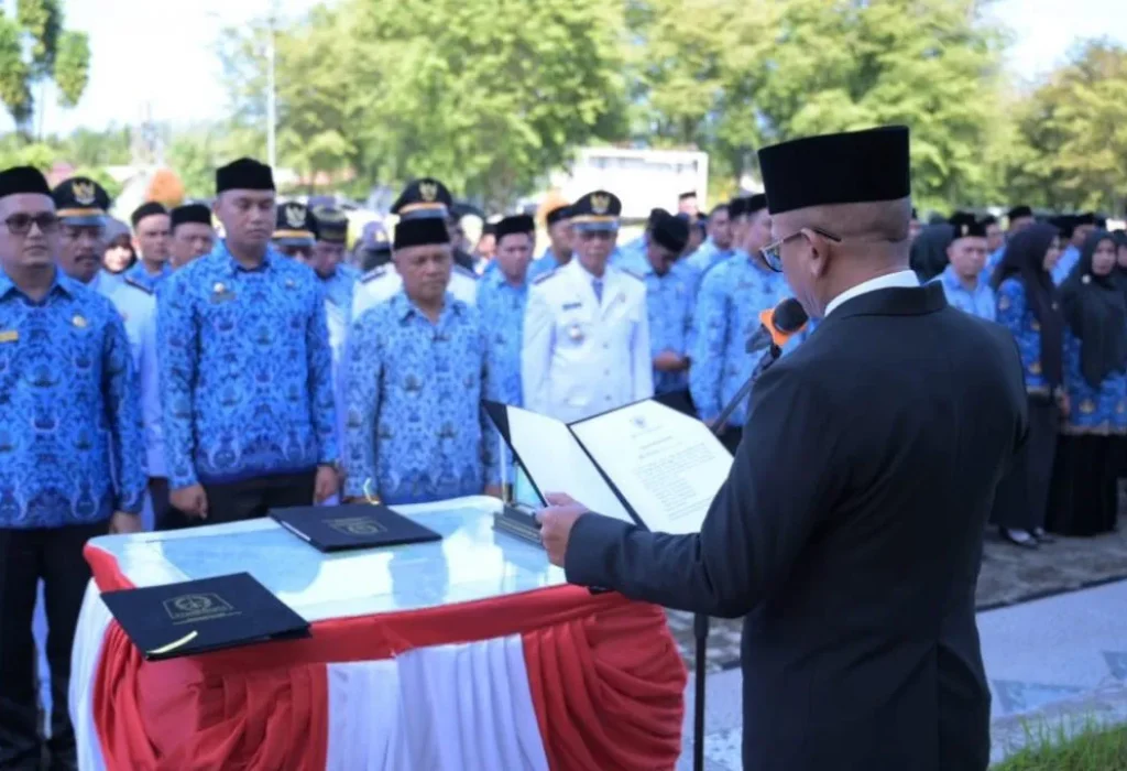 Foto: Penjabat Bupati Aceh Jaya, Dr. A. Murtala, M.Si., melaksanakan pengangkatan dan pelantikan Pejabat Administrator dan Pejabat Pengawas di Lingkungan Pemerintah Kabupaten Aceh Jaya. Kegiatan berlangsung di Halaman Kantor Bupati Aceh Jaya pada Selasa (27/05/2024)