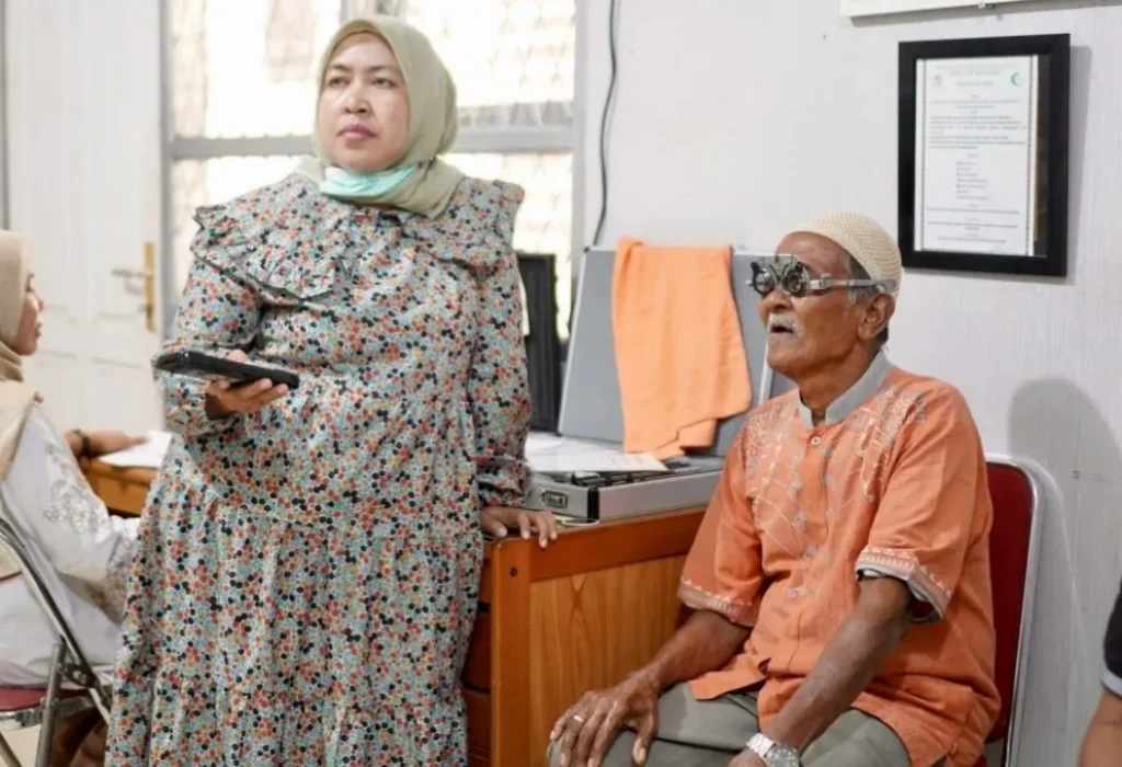 Foto: Salah satu dokter melakukan kir mata untuk lansia