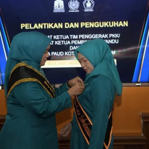 Foto: enjabat Ketua Tim Penggerak PKK Aceh Mellani Subarni melantik dan mengukuhkan Siti Nahziah sebagai Penjabat Ketua Tim Penggerak PKK Kota  Subulussalam, Selasa 28 Mei 2024. Prosesi pelantikan dan pengukuhan berlangsung di Meuligoe Gubernur Aceh