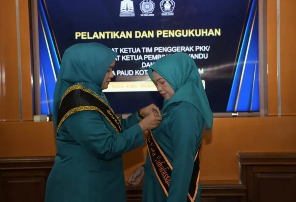 Foto: enjabat Ketua Tim Penggerak PKK Aceh Mellani Subarni melantik dan mengukuhkan Siti Nahziah sebagai Penjabat Ketua Tim Penggerak PKK Kota  Subulussalam, Selasa 28 Mei 2024. Prosesi pelantikan dan pengukuhan berlangsung di Meuligoe Gubernur Aceh