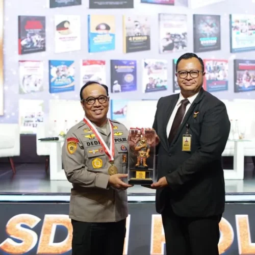 Foto: Museum Rekor Dunia Indonesia (MURI) memberikan penghargaan kepada Asisten Kapolri bidang Sumber Daya Manusia (As SDM Kapolri) Irjen Dedi Prasetyo