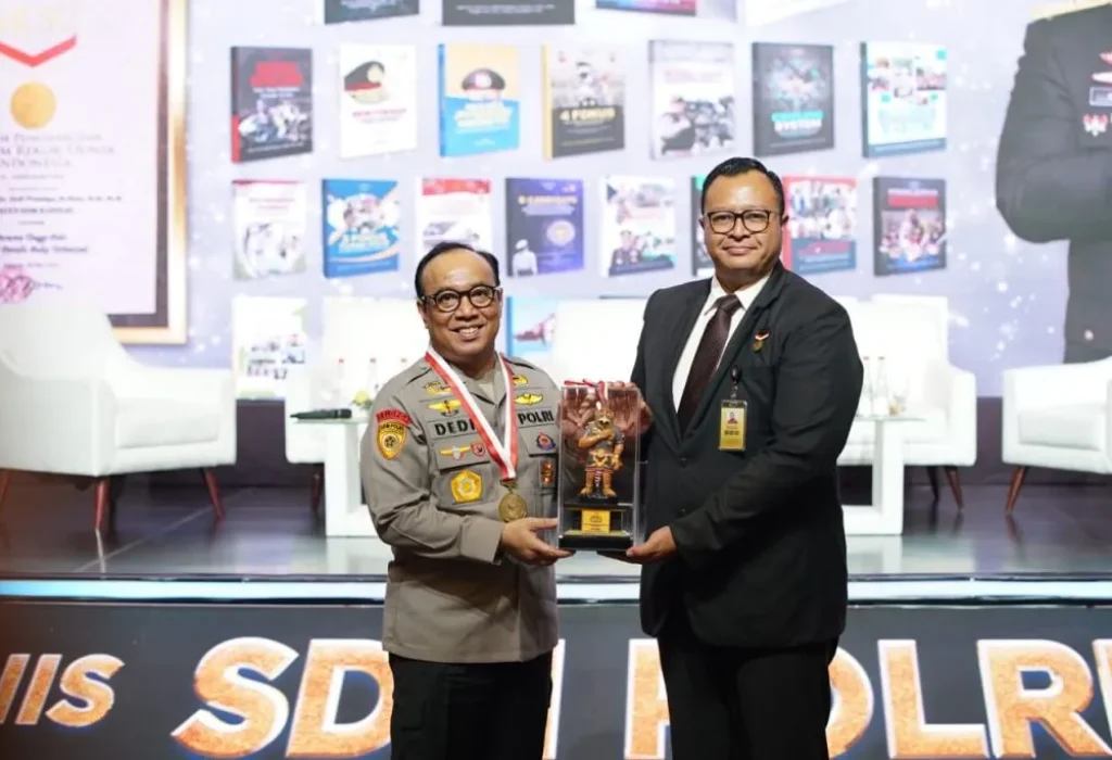 Foto: Museum Rekor Dunia Indonesia (MURI) memberikan penghargaan kepada Asisten Kapolri bidang Sumber Daya Manusia (As SDM Kapolri) Irjen Dedi Prasetyo