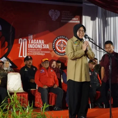 Foto: Penjabat (Pj) Bupati Aceh Utara, Dr. Mahyuzar, M.Si, mendampingi Menteri Sosial Republik Indonesia, Tri Rismaharini (Risma), pada peringatan Hari Ulang Tahun (HUT) ke-20 Taruna Siaga Bencana (Tagana) Nasional. Acara tersebut digelar di halaman belakang kantor Bupati Aceh Utara, Landing, pada Selasa malam, 28 Mei 2024.