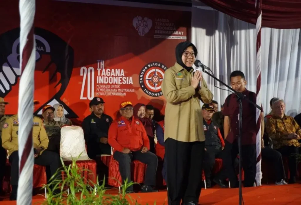 Foto: Penjabat (Pj) Bupati Aceh Utara, Dr. Mahyuzar, M.Si, mendampingi Menteri Sosial Republik Indonesia, Tri Rismaharini (Risma), pada peringatan Hari Ulang Tahun (HUT) ke-20 Taruna Siaga Bencana (Tagana) Nasional. Acara tersebut digelar di halaman belakang kantor Bupati Aceh Utara, Landing, pada Selasa malam, 28 Mei 2024.