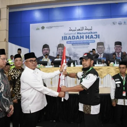 Foto: Penjabat Gubernur Aceh Bustami melakukan pelepasan jamaah haji yang tergabung dalam kelompok terbang (kloter) Pertama Jamaah Calon Haji Aceh di Asrama Haji, Banda Aceh Rabu 29 Mei 2024. Kloter pertama ini akan terbang menuju Arab Saudi pada hari ini melalui Bandara Internasional Sultan Iskandar Muda.