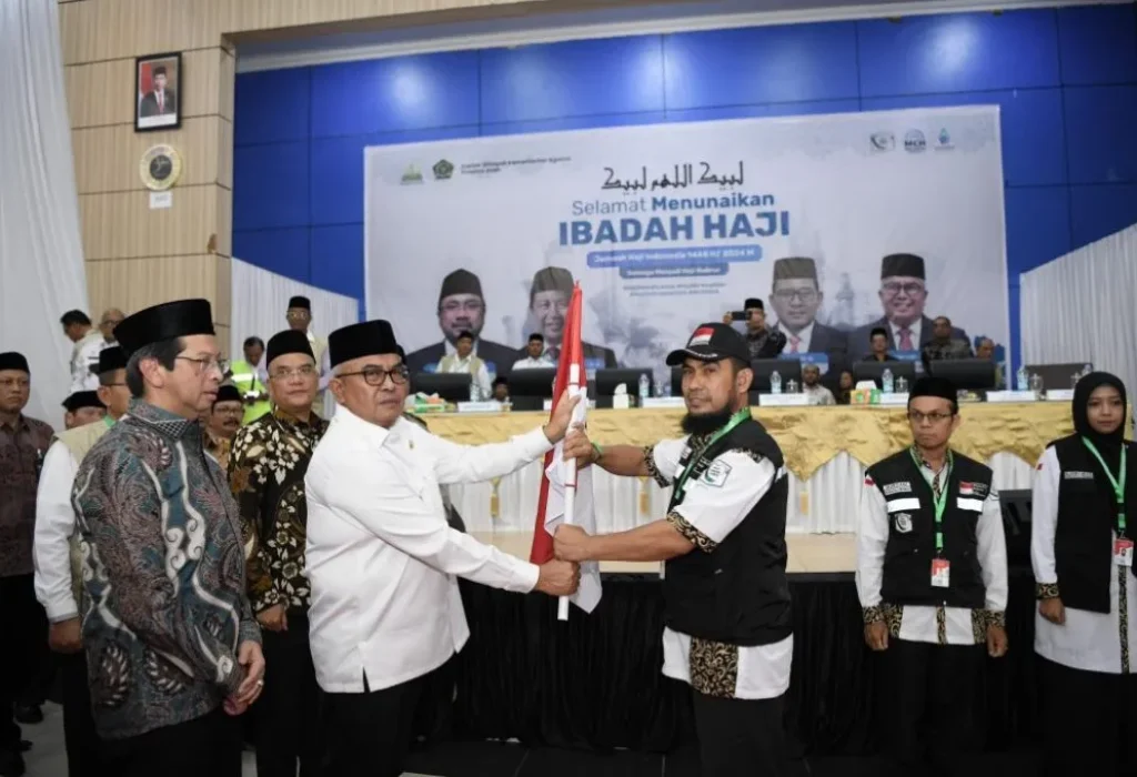 Foto: Penjabat Gubernur Aceh Bustami melakukan pelepasan jamaah haji yang tergabung dalam kelompok terbang (kloter) Pertama Jamaah Calon Haji Aceh di Asrama Haji, Banda Aceh Rabu 29 Mei 2024. Kloter pertama ini akan terbang menuju Arab Saudi pada hari ini melalui Bandara Internasional Sultan Iskandar Muda.