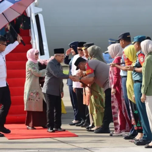 Foto: Kapolda Aceh Irjen Achmad Kartiko bersama Forkopimda menyambut kedatangan Wakil Presiden (Wapres) RI K.H. Ma’ruf Amin beserta Ibu Hj. Wury Ma’ruf Amin di Bandara Sultan Iskandar Muda (SIM), Kabupaten Aceh Besar, Rabu, 29 Mei 2024.