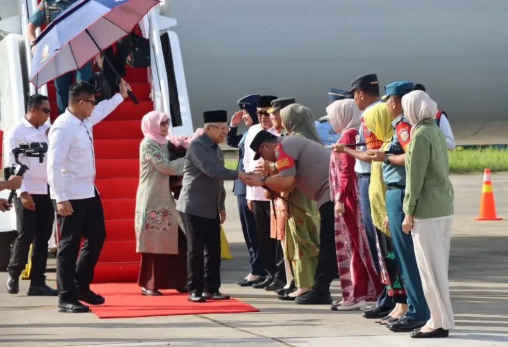 Foto: Kapolda Aceh Irjen Achmad Kartiko bersama Forkopimda menyambut kedatangan Wakil Presiden (Wapres) RI K.H. Ma’ruf Amin beserta Ibu Hj. Wury Ma’ruf Amin di Bandara Sultan Iskandar Muda (SIM), Kabupaten Aceh Besar, Rabu, 29 Mei 2024.