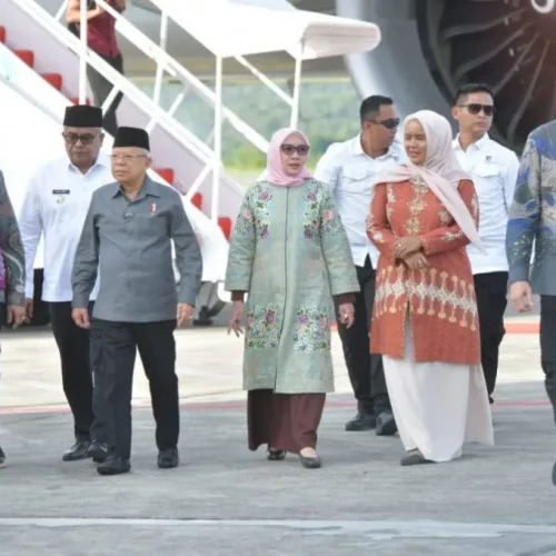 Foto: Pj. Gubernur Aceh, Bustami, SE. M. Si Bersama Forkopimda Aceh Menjemput Kedatangan Wakil Presiden RI, K. H. Ma'ruf Amin beserta Rombongan di Bandara Sultan Iskandar Muda (SIM) Blang Bintang, Aceh Besar, Rabu, 29/05/2024.