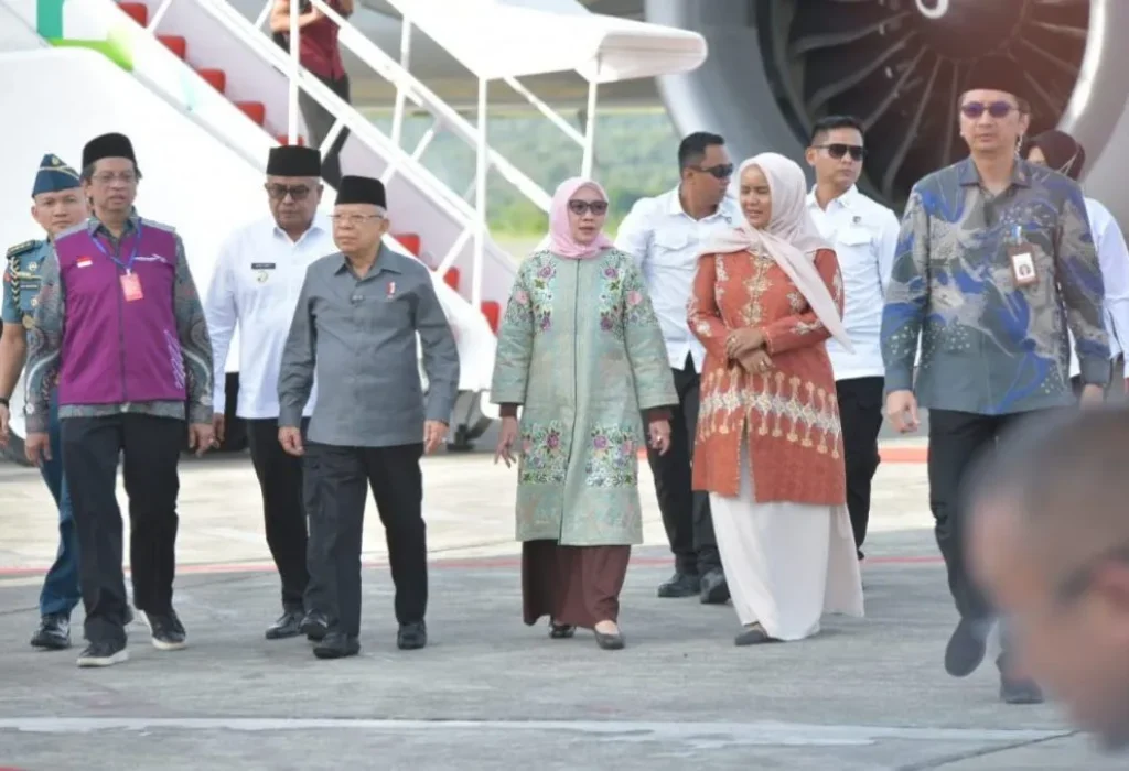 Foto: Pj. Gubernur Aceh, Bustami, SE. M. Si Bersama Forkopimda Aceh Menjemput Kedatangan Wakil Presiden RI, K. H. Ma'ruf Amin beserta Rombongan di Bandara Sultan Iskandar Muda (SIM) Blang Bintang, Aceh Besar, Rabu, 29/05/2024.