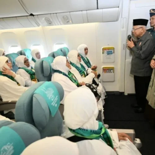 Foto: Wakil Presiden (Wapres) K.H Ma'ruf Amin menyempatkan diri untuk bertemu dan melepas Jemaah Haji  di Bandara Internasional Sultan Iskandar Muda, Aceh Besar, Rabu (29/05/2024)