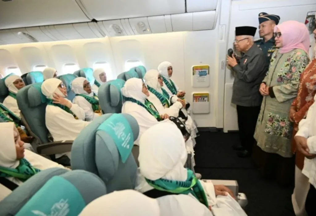 Foto: Wakil Presiden (Wapres) K.H Ma'ruf Amin menyempatkan diri untuk bertemu dan melepas Jemaah Haji  di Bandara Internasional Sultan Iskandar Muda, Aceh Besar, Rabu (29/05/2024)