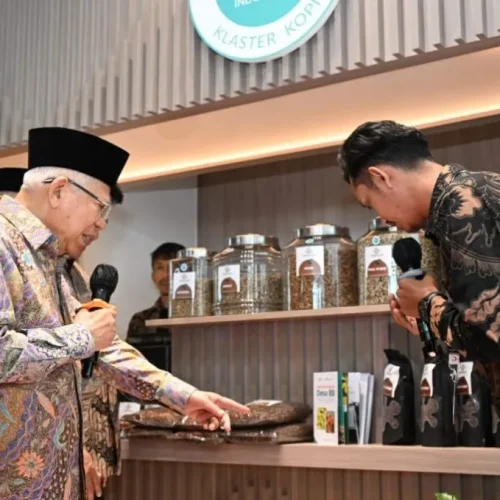 Foto: Wakil Presiden (Wapres) K.H. Ma’ruf Amin didampingi Direktur Utama BSI Hery Gunardi meninjau showcase Desa Binaan dan UMKM BSI, serta layanan operasional cabang BSI di Banking Hall, Kamis (30/05/2024).