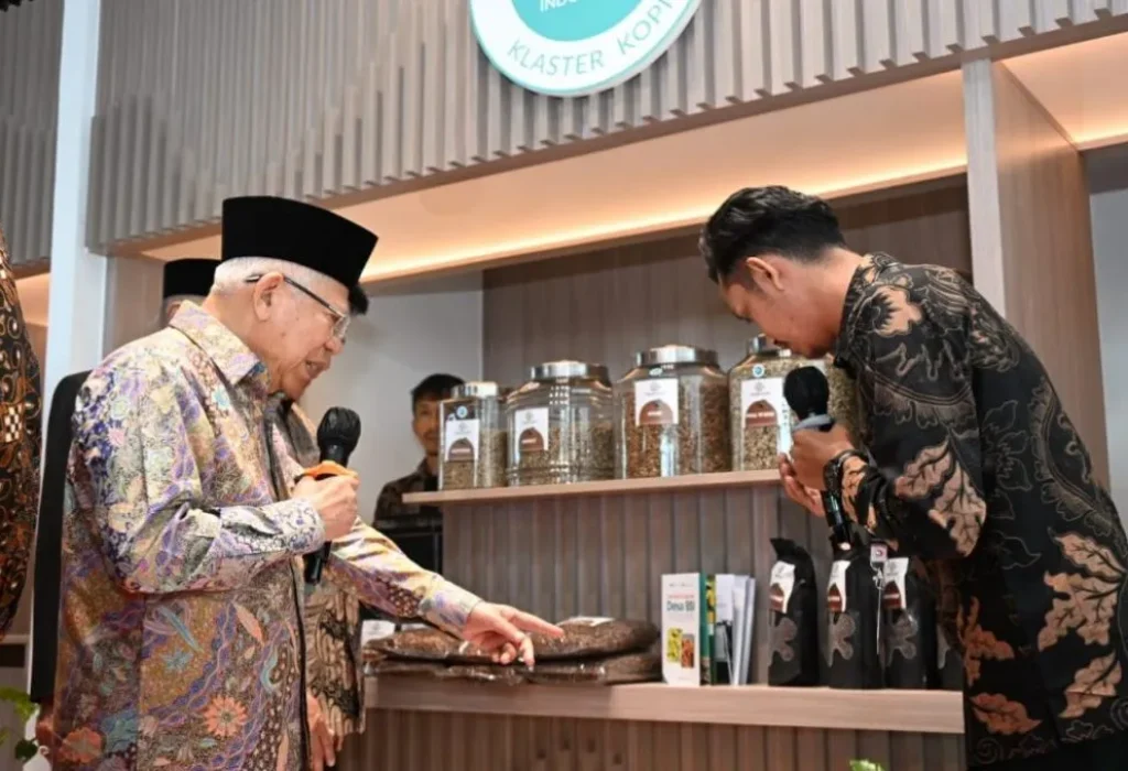 Foto: Wakil Presiden (Wapres) K.H. Ma’ruf Amin didampingi Direktur Utama BSI Hery Gunardi meninjau showcase Desa Binaan dan UMKM BSI, serta layanan operasional cabang BSI di Banking Hall, Kamis (30/05/2024).