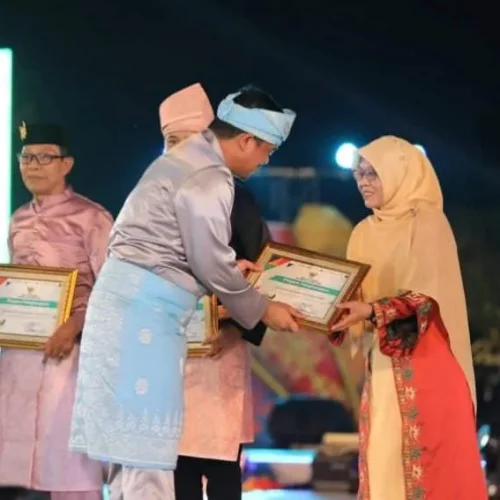 Foto: Ainal Mardhiah yang juga Ketua Umum Sanggar Pocut Meurah Inseun, menerima sertifikat yang diserahkan langsung oleh Wali Kota Medan Bobby Nasution, atas keikutsertaan Kota Lhokseumawe dalam memeriahkan GEMES ke-VII.