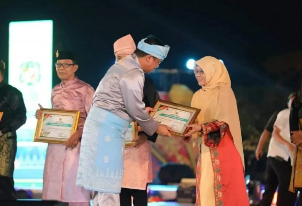 Foto: Ainal Mardhiah yang juga Ketua Umum Sanggar Pocut Meurah Inseun, menerima sertifikat yang diserahkan langsung oleh Wali Kota Medan Bobby Nasution, atas keikutsertaan Kota Lhokseumawe dalam memeriahkan GEMES ke-VII.