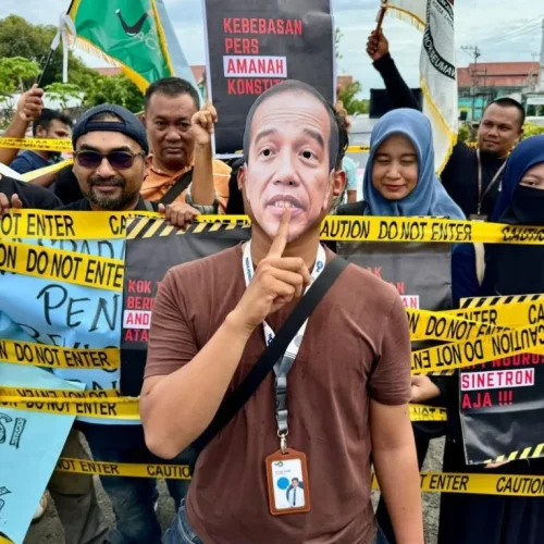 Foto: Puluhan jurnalis lintas organisasi profesi menggelar aksi unjuk rasa di depan gedung Dewan Perwakilan Rakyat Kota (DPRK) Lhokseumawe, Jumat, 31 Mei 2024.