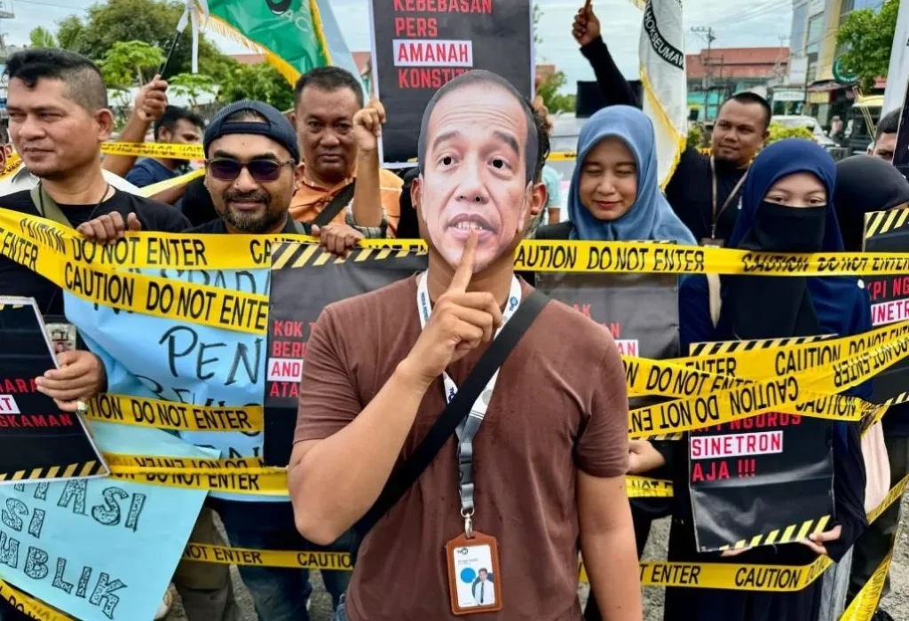 Foto: Puluhan jurnalis lintas organisasi profesi menggelar aksi unjuk rasa di depan gedung Dewan Perwakilan Rakyat Kota (DPRK) Lhokseumawe, Jumat, 31 Mei 2024.
