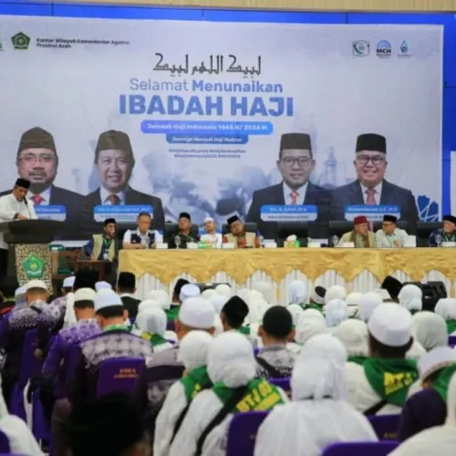 Foto: Pj. Sekda Dayan Albar, SSos, MAP. melepaskan Calhaj 337 menuju ketanah suci Mekkah