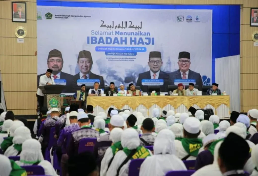 Foto: Pj. Sekda Dayan Albar, SSos, MAP. melepaskan Calhaj 337 menuju ketanah suci Mekkah