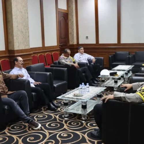 Foto: Kapolda Aceh Irjen Achmad Kartiko menyambut kedatangan tim Komisi III Dewan Perwakilan Rakyat (DPR) RI di Bandara Sultan Iskandar Muda (SIM), Kabupaten Aceh Besar, Jumat, 31 Mei 2024.