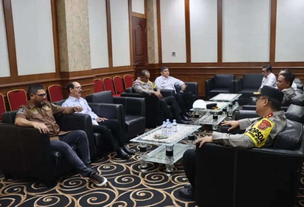 Foto: Kapolda Aceh Irjen Achmad Kartiko menyambut kedatangan tim Komisi III Dewan Perwakilan Rakyat (DPR) RI di Bandara Sultan Iskandar Muda (SIM), Kabupaten Aceh Besar, Jumat, 31 Mei 2024.
