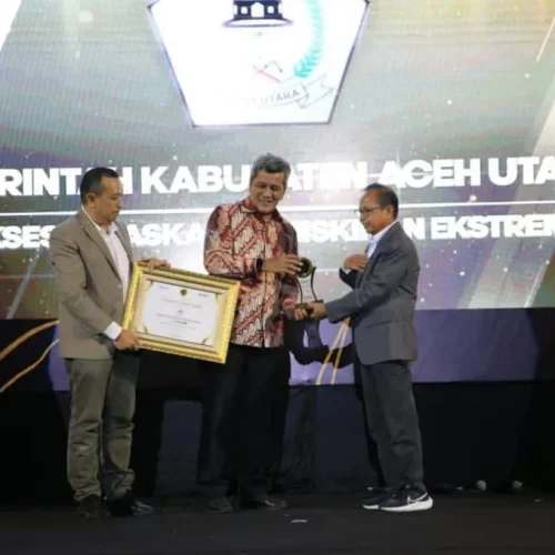 Foto: Pj Sekda Dayan Albar, SSos, MAP, menerima Anugerah Serambi Award 2024 karena dinilai sukses mengurangi angka kemiskinan ekstrem.