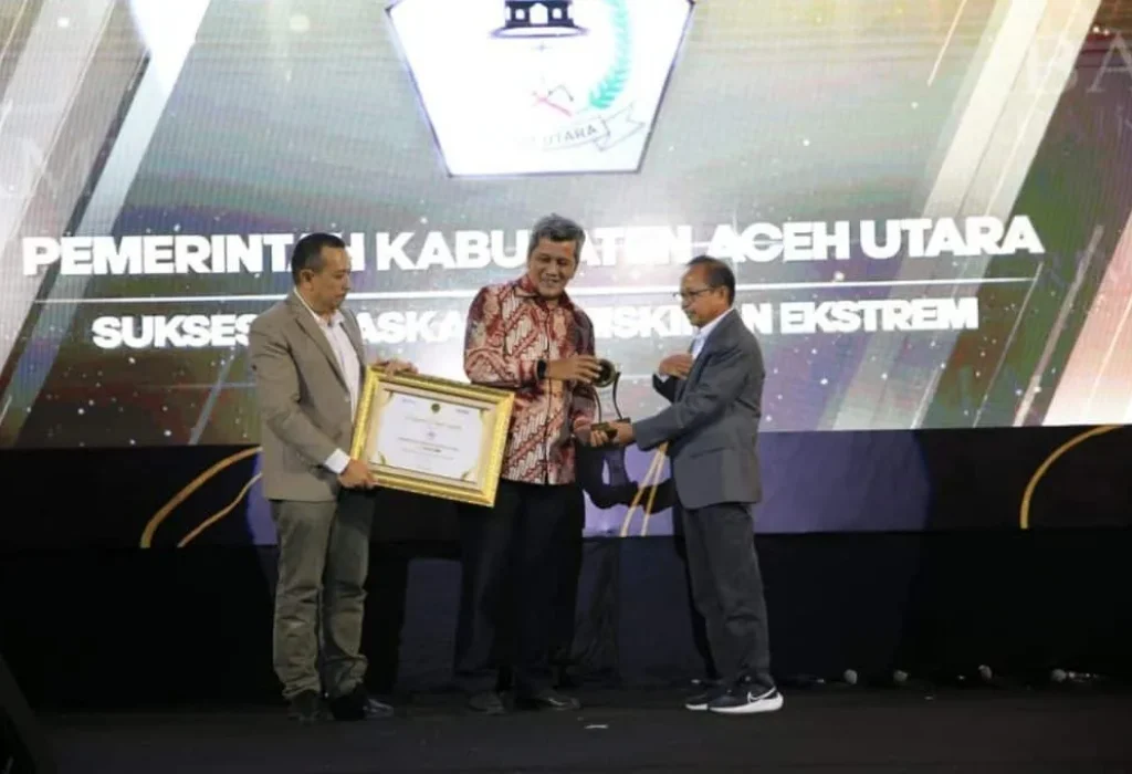 Foto: Pj Sekda Dayan Albar, SSos, MAP, menerima Anugerah Serambi Award 2024 karena dinilai sukses mengurangi angka kemiskinan ekstrem.