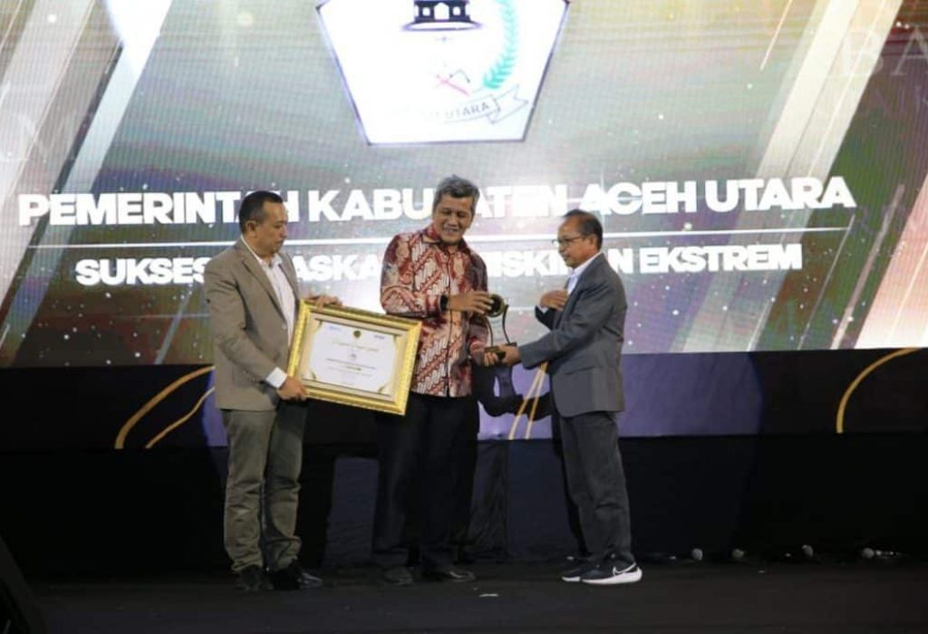 Foto: Pj Sekda Dayan Albar, SSos, MAP, menerima Anugerah Serambi Award 2024 karena dinilai sukses mengurangi angka kemiskinan ekstrem.